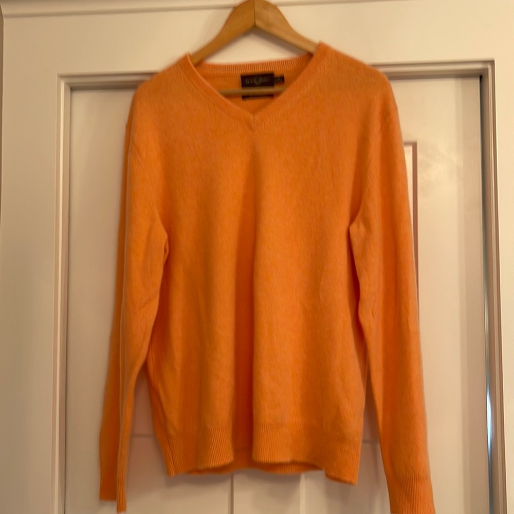 MENS CASHMERE PEACHY ORANGE COLORED VNECK SWEATER